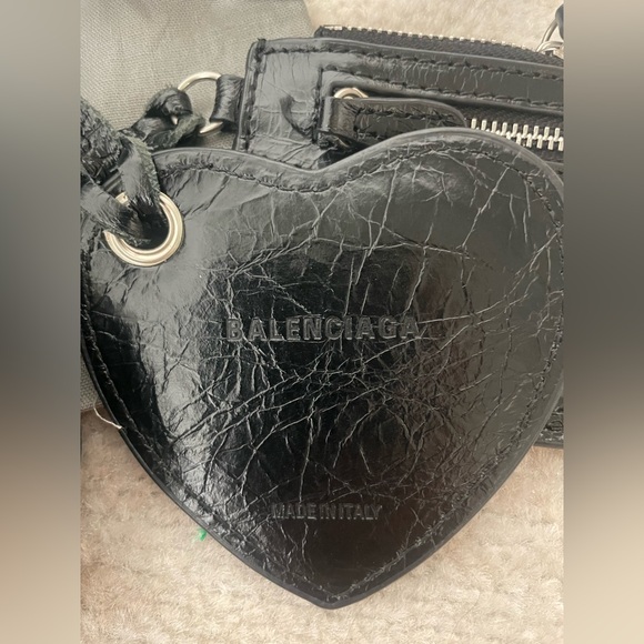 Le Cagole XS Shoulder Bag in black Arena lambskin, aged-silver hardware - Picture 7 of 16